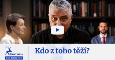 Všichni řeší telefon. Ale kdo vytvořil ten systém? | Mezi dvěma světy